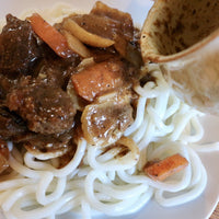 Black pepper beef with noodle 黑胡椒牛肉搭配麵條。